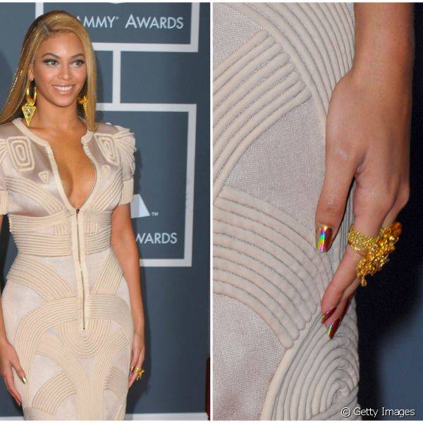 Já Beyoncé usou o estilo para investir em unhas holográficas bem coloridas
